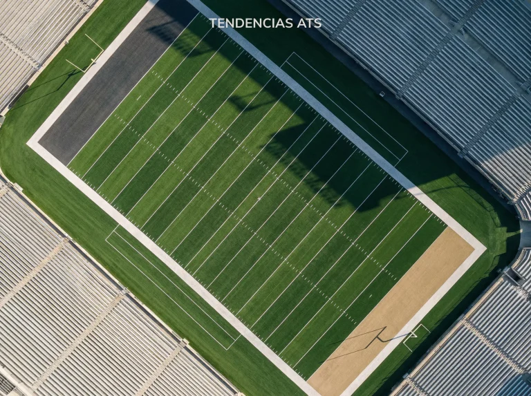 Vista aérea de campo de fútbol americano universitario con líneas de yardas marcadas